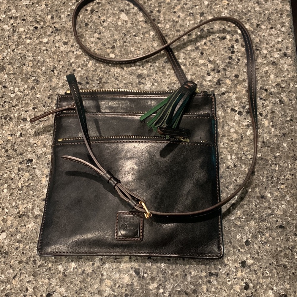 Black Dooney & Bourke crossbody Florentine leather, EUC